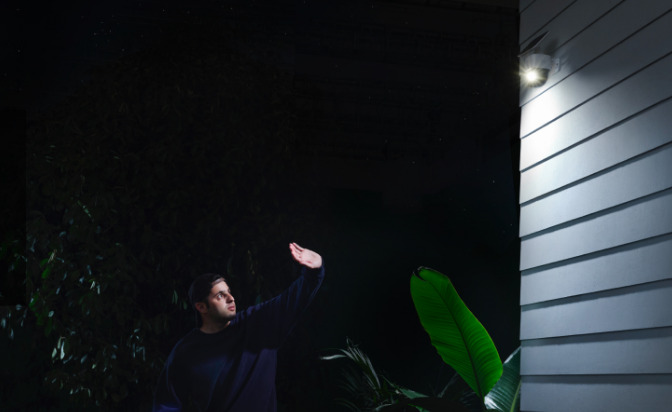 Caméra de surveillance extérieur ou projecteur connecté : quelle solution choisir ? Caméra de surveillance extérieur ou projecteur connecté : quelle solution choisir ?